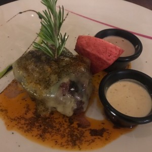 lomito con salsa pimientos y vino tinto