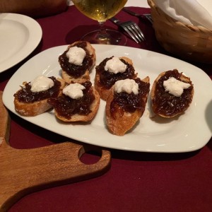 Montaditos de Queso de Cabra y Cebollas Caramelizada