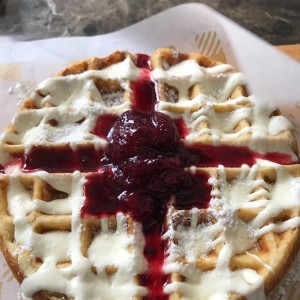 Waffle con chocolate blanco y berries 