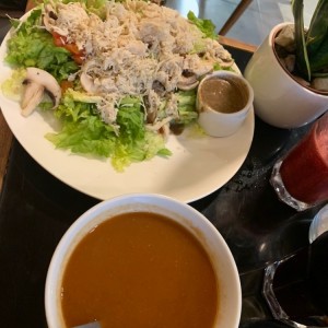 Ensalada tricolor con sopa