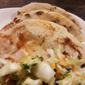 pupusas de chicharrón con queso