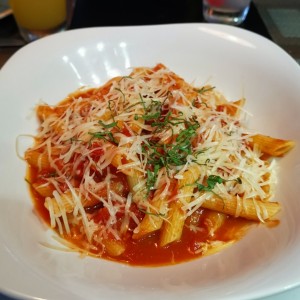 Penne Pomodoro con Tomate, Albahaca y Mozzarella Fresca