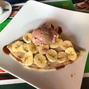 Crepa de cajeta, banano y helado