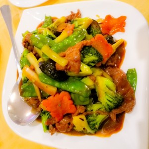 Lomito con Verduras, Hongos y Salsa de Ostra