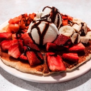Pancakes de fresas, banano y helado
