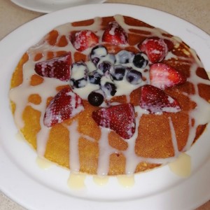pancake de fresas y blueberries con leche condensada