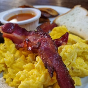Desayuno tejano con tocino