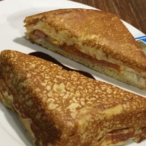 Sandiwch con jamon y queso, en masa de panqueque