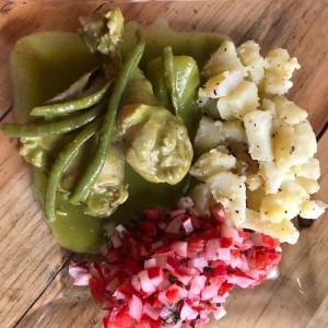 plato de almuerzo, con bebida y tortillas