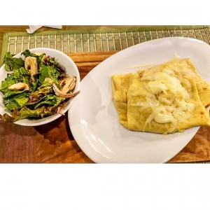Crepe de jamon y queso con salsa bechamel