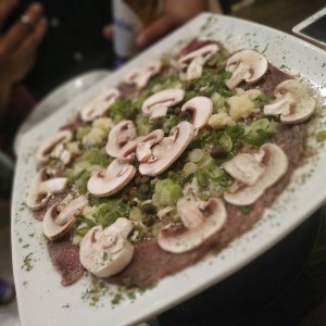 carpaccio de lomito con hongos
