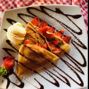 Crepes Dulces - Chocolate y fresas con helado