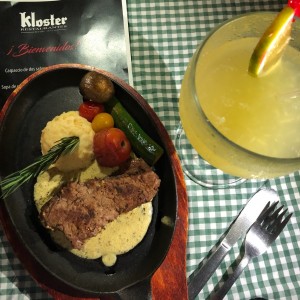 carne con vegetales salteados y pure de zanahoria
