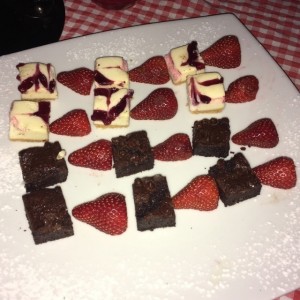 Fondue -Brownie, cheese cake y fresas