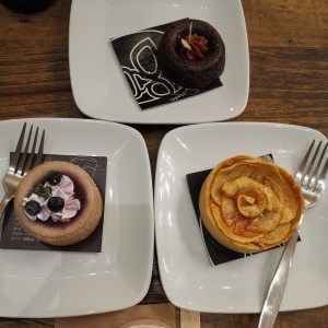 Brownie, apple tart y blueberry cheescake