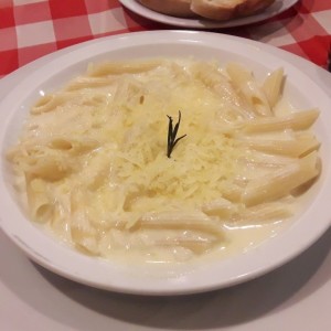 Pasta penne con salsa alfredo 