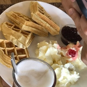 waffle y capuccino