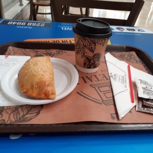 Empanada y café americano. 