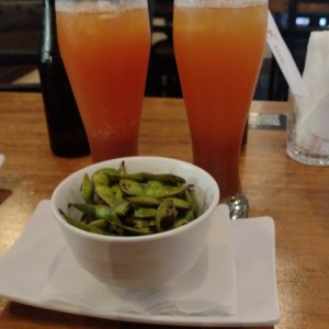 Edamame asados y micheladas