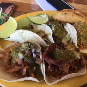 Tacos de pastor, pollo y chorizo