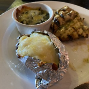 Espinca gratinada con papa y queso con pollo a las brasas 