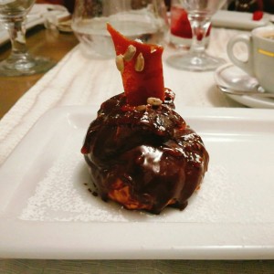 Profiterol con Cubierta de Chocolate Oscurp
