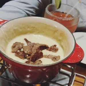 Queso con Lomito 2 P: Q.259 / 3 P: Q.335