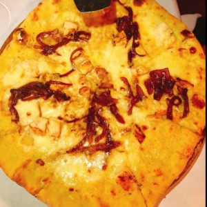 pizza de pollo y salsa blanca