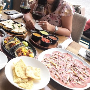 tacos, gringas y tiradito de lomito