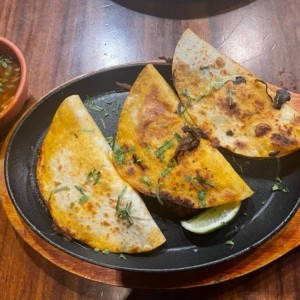 Gringas de brisket a la birria