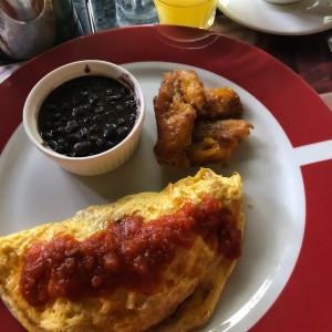 omelete con tocino, crutones y vegetales