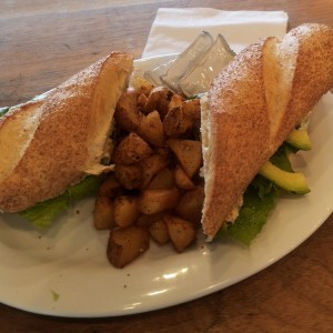 sandwich de ensalada de pollo y aguacate
