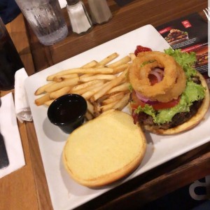 Haburguesa con aros de cebolla