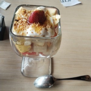 fruta con yogurt 
