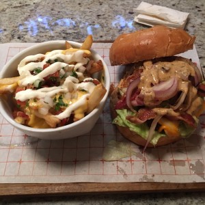 hamburguesa con jalapeno y papas con queso