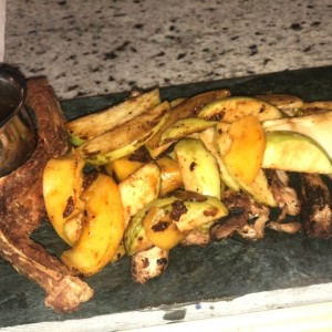 chuleton de cerdo con frutas a la parrilla