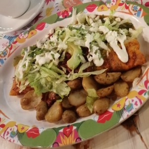 Keka, tortilla de harina con papas

Aunque se ve jugoso por fuera, en el interior la carne estaba seca y todo sin sabor.

Las papitas tenían buen sason por fuera pero por dentro de notaba que estaban viejas.
