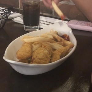 dedos de pollo y papas fritas