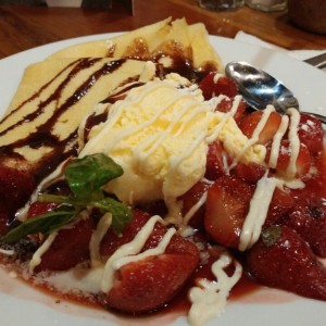 Creo a con chocolate blanco, helado y fresas.