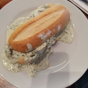 Pan de agua relleno con huevo y salsa chimichurri