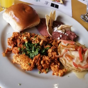 100% Mexicanos - Chilaquiles con huevo