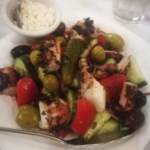 Ensalada Griega con Pulpo