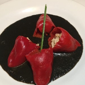 Pimientos rellenos de ventresca con salsa de tinta de calamar