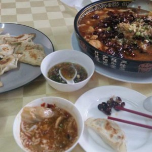 dumplings de cerdo y carne de cerdo con picante