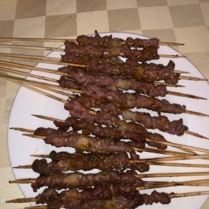 Pinchos de cabro y lomito