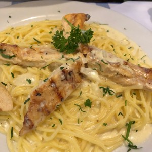 SPAGHETTI ALFREDO CON POLLO