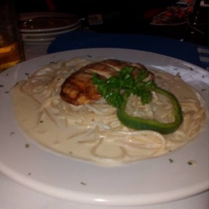 SPAGHETTI ALFREDO CON POLLO