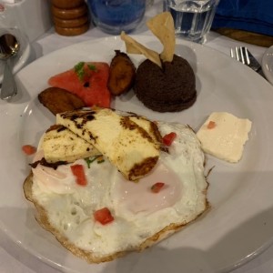 Huevos sobre esquite