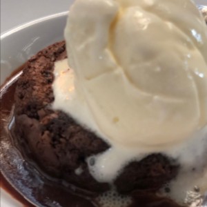 Brownie con helado de vainilla