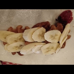Waffles con banano y dulce de leche 